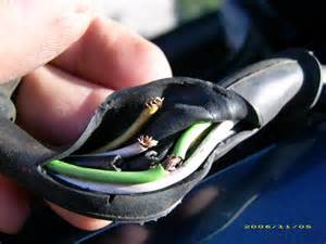 Fils coupés dans faisceau / Fils coupés dans faisceau.jpg Fils coupés dans faisceau.jpg