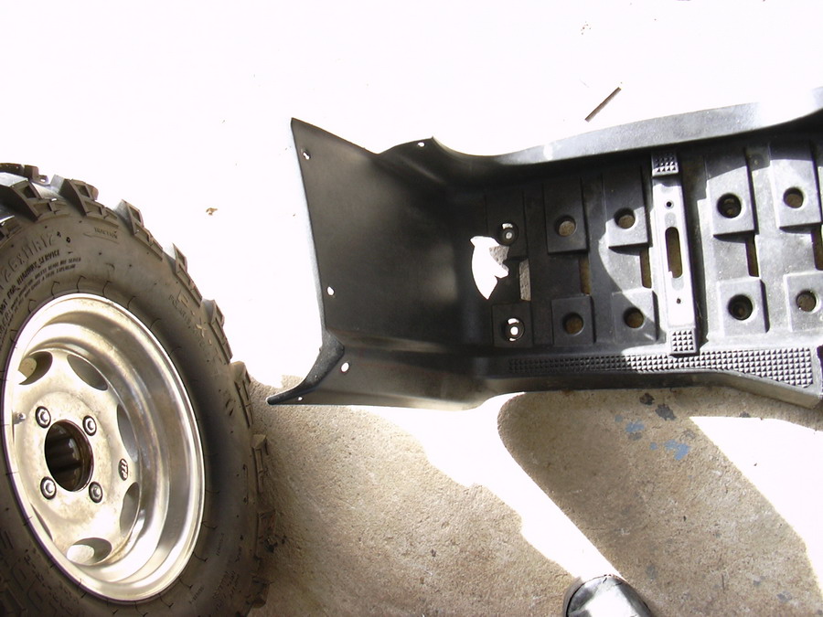 Marche pied G cassé a l'avant.jpg