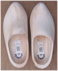 200px-Wooden_Shoes-willow-plain_wood.jpg