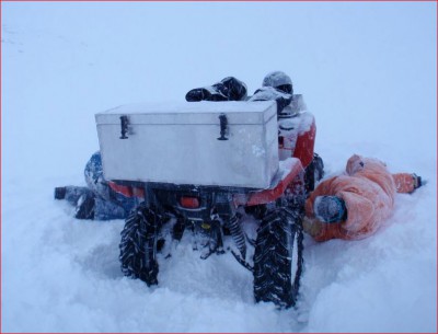 QUAD en panne dans le froid polaire.jpg