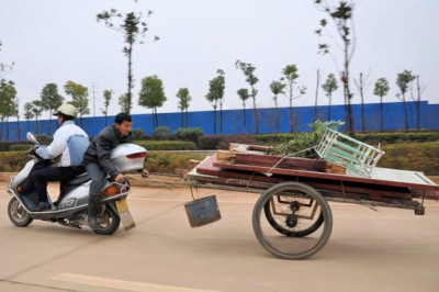 remorque-scooter-velo-insolite-bascule.jpg