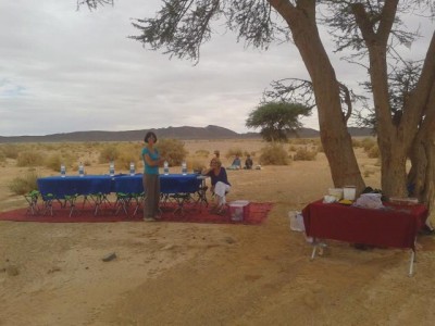 Maroc nous attendons les gamins sont dans les dunes de Chergui.jpg