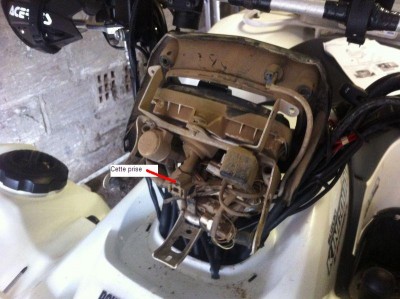 Prise sur le faisceau du quad / capot_enleve_prise.jpg capot_enleve_prise.jpg